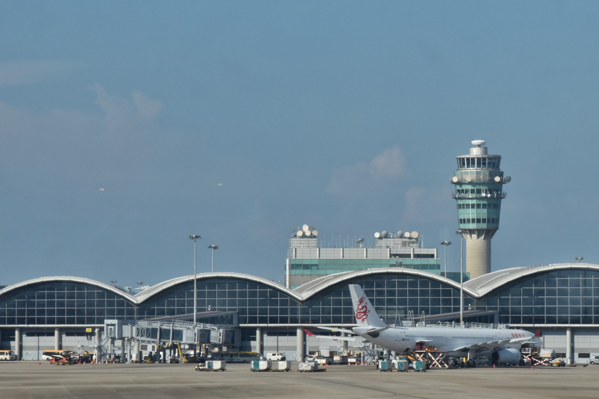 【機場棄女】內地失戀狠父　香港機場餐廳外棄一歲女　被捕稱後悔