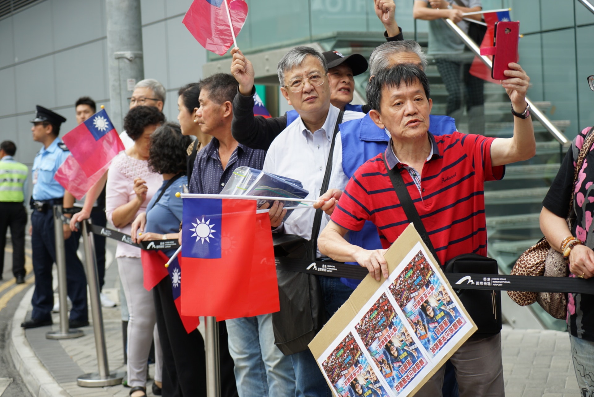 台灣高雄市長韓國瑜今日(22日)訪港,獲大批支持者到場迎接。(洪嘉徽攝) 台灣高雄市長韓國瑜今日(22日)訪港,獲大批支持者到場迎接。(洪嘉徽攝)