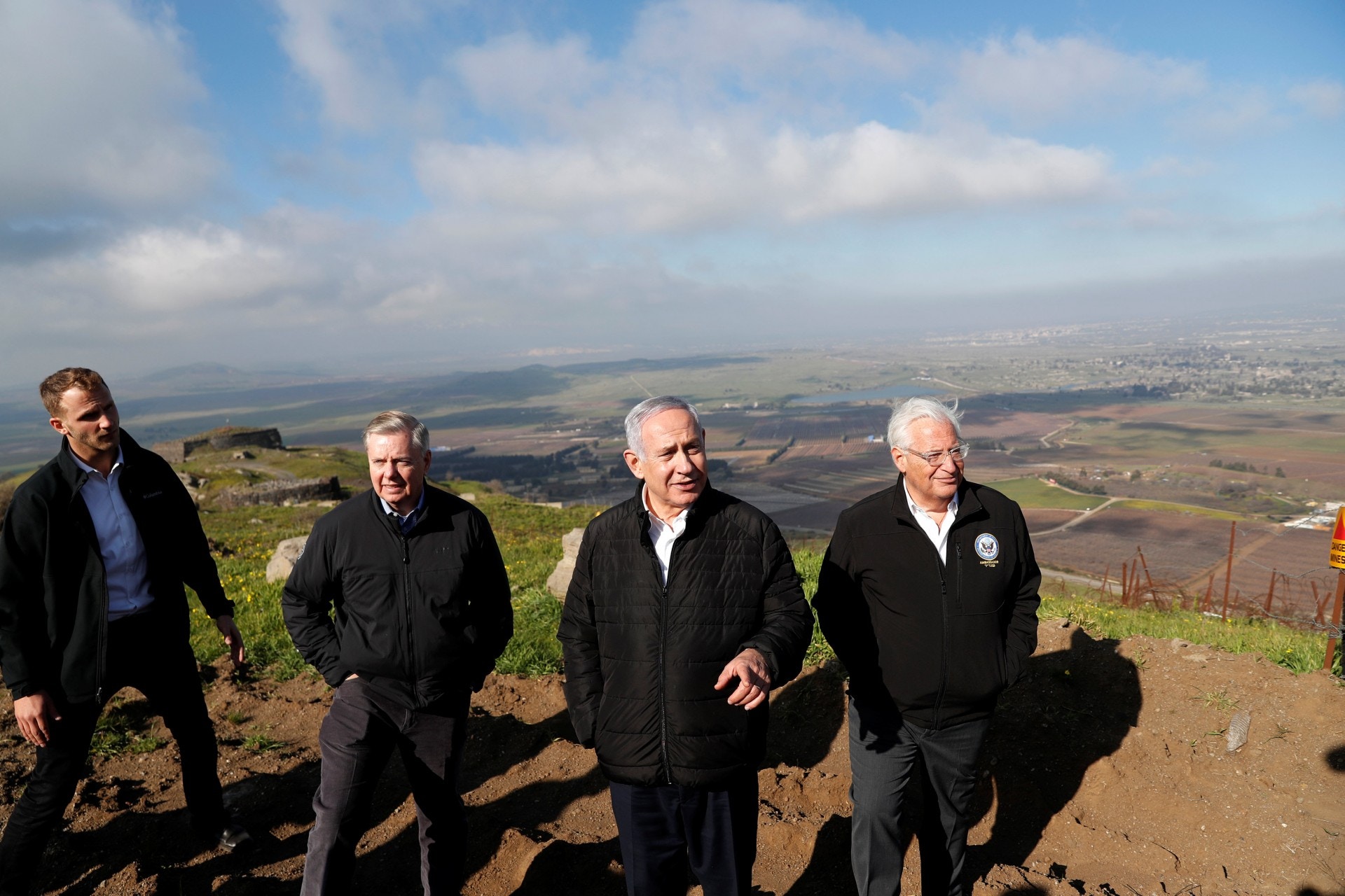 以色列總理內塔尼亞胡（右二）3月11日與美國共和黨參議員格雷厄姆及美國駐以色列大使弗里德曼到戈蘭高地視察。（路透社）