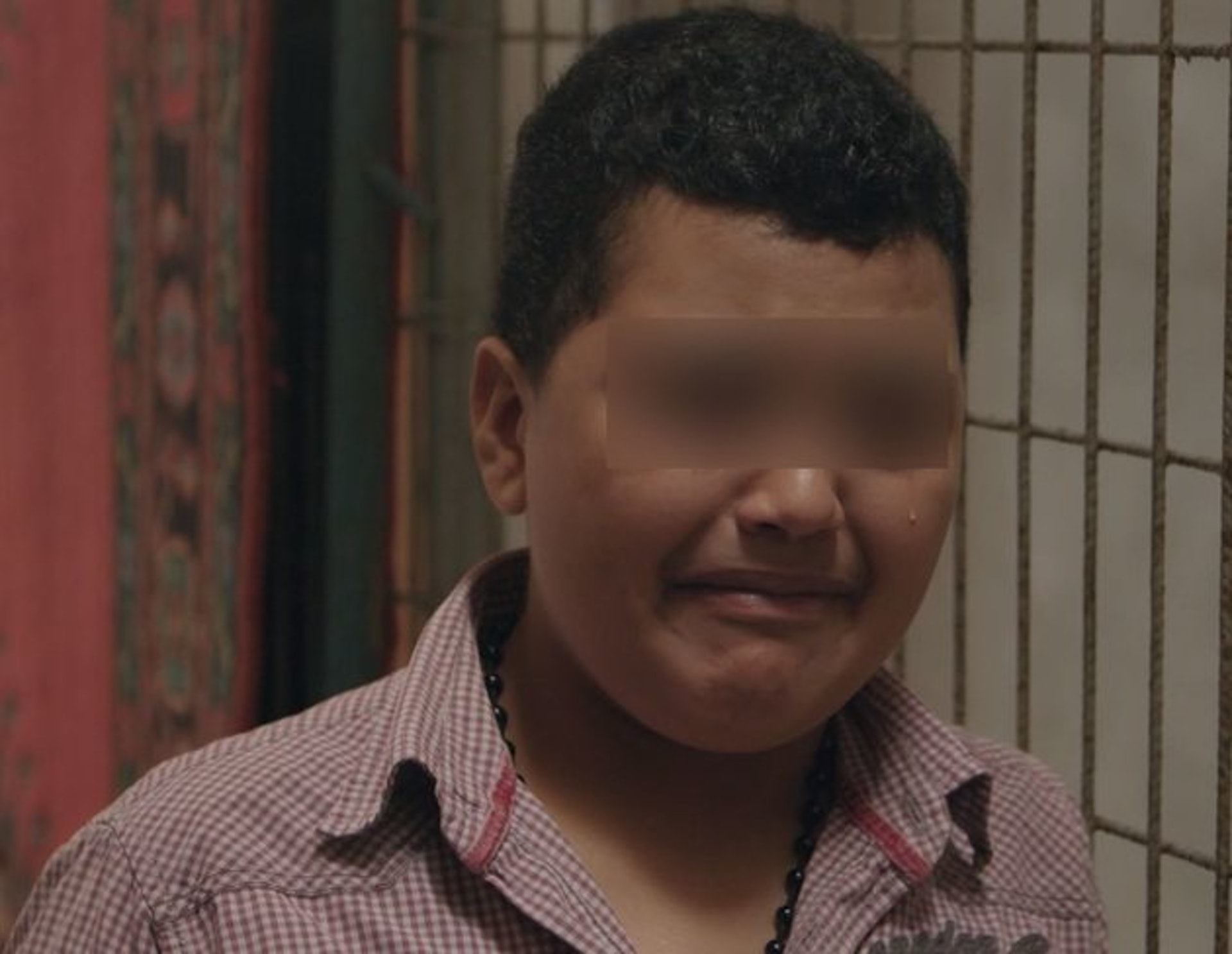在土耳其一個工廠受僱的敘利亞男童訴說廠內惡劣的工作環境,忍不住落淚。(BBC) 在土耳其一個工廠受僱的敘利亞男童訴說廠內惡劣的工作環境,忍不住落淚。(BBC)