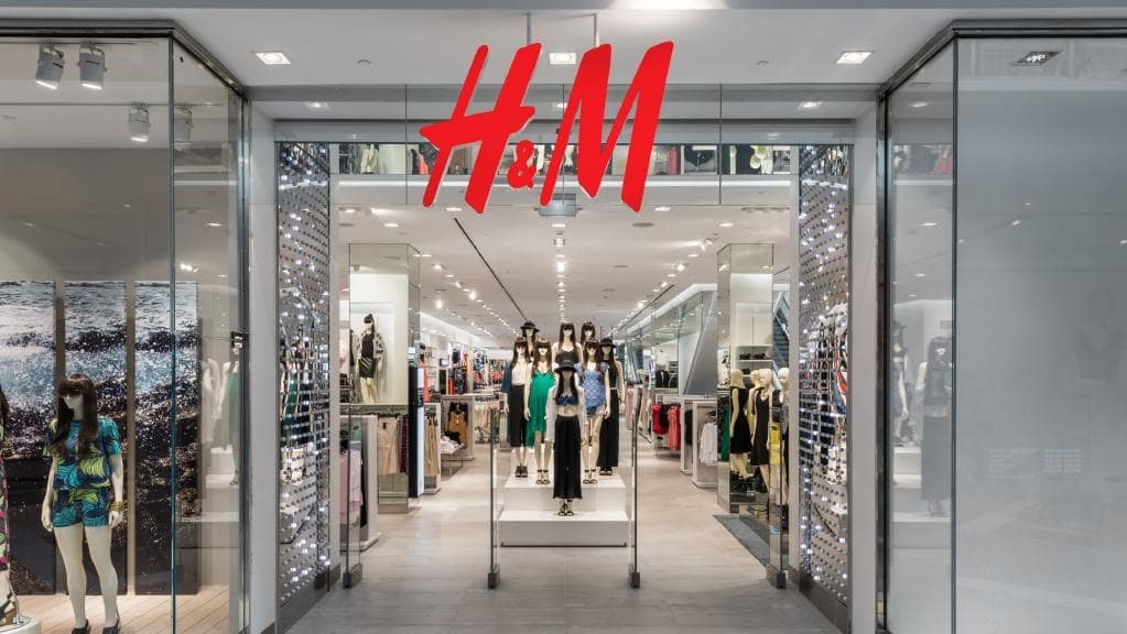 Hm portugal english. H&M В Швеции. Эйч энд эм Хеннес энд Мауриц. Эйч энд эм в европейском. H M В Мурманске.