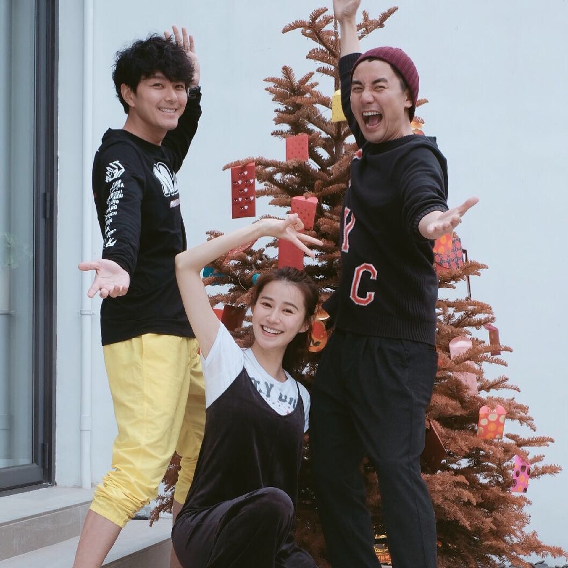 (Instagram) (Instagram)