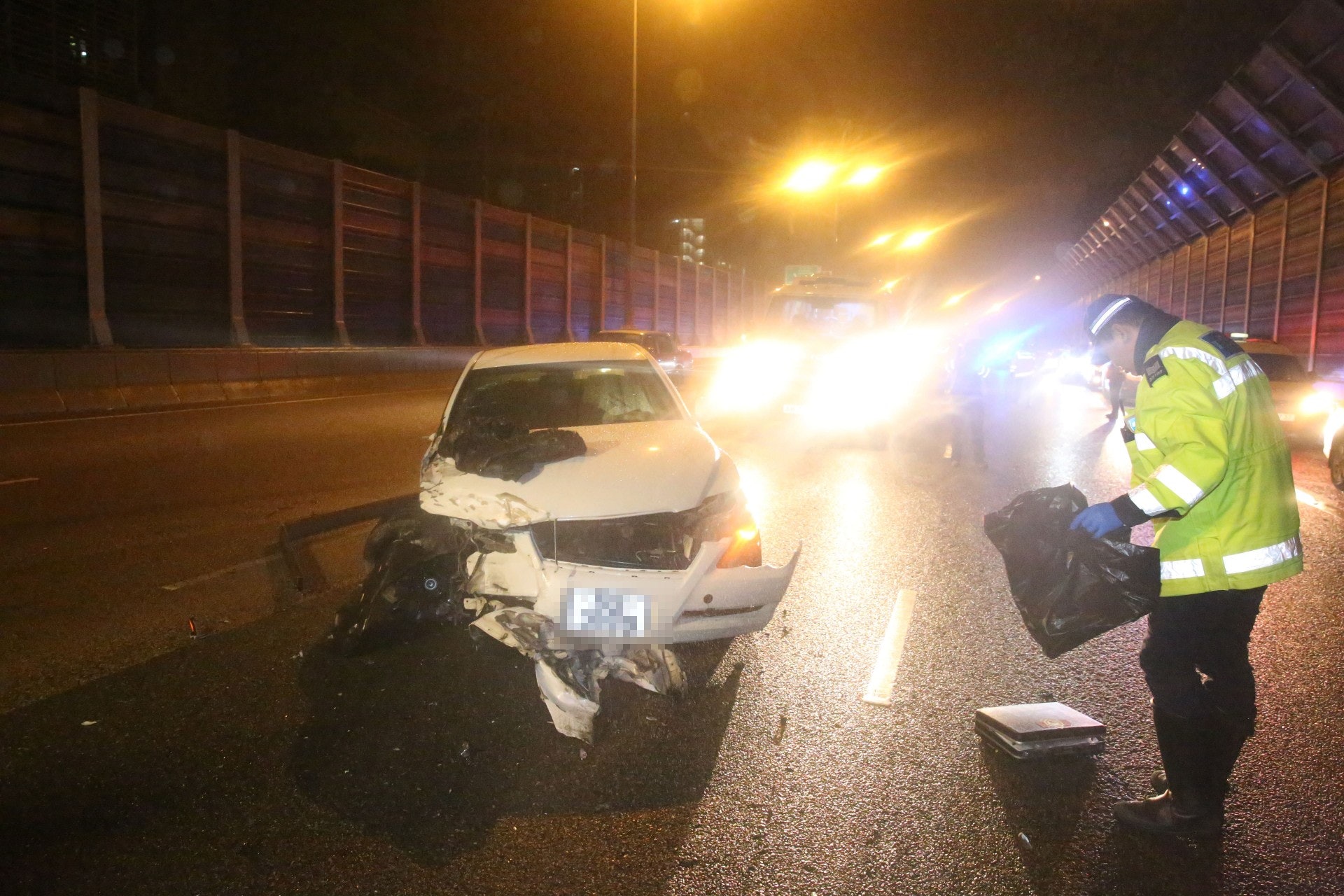吐露港奪命車禍︰涉事私家車車頭嚴重損毀。(賴南秋攝) 吐露港奪命車禍︰涉事私家車車頭嚴重損毀。(賴南秋攝)