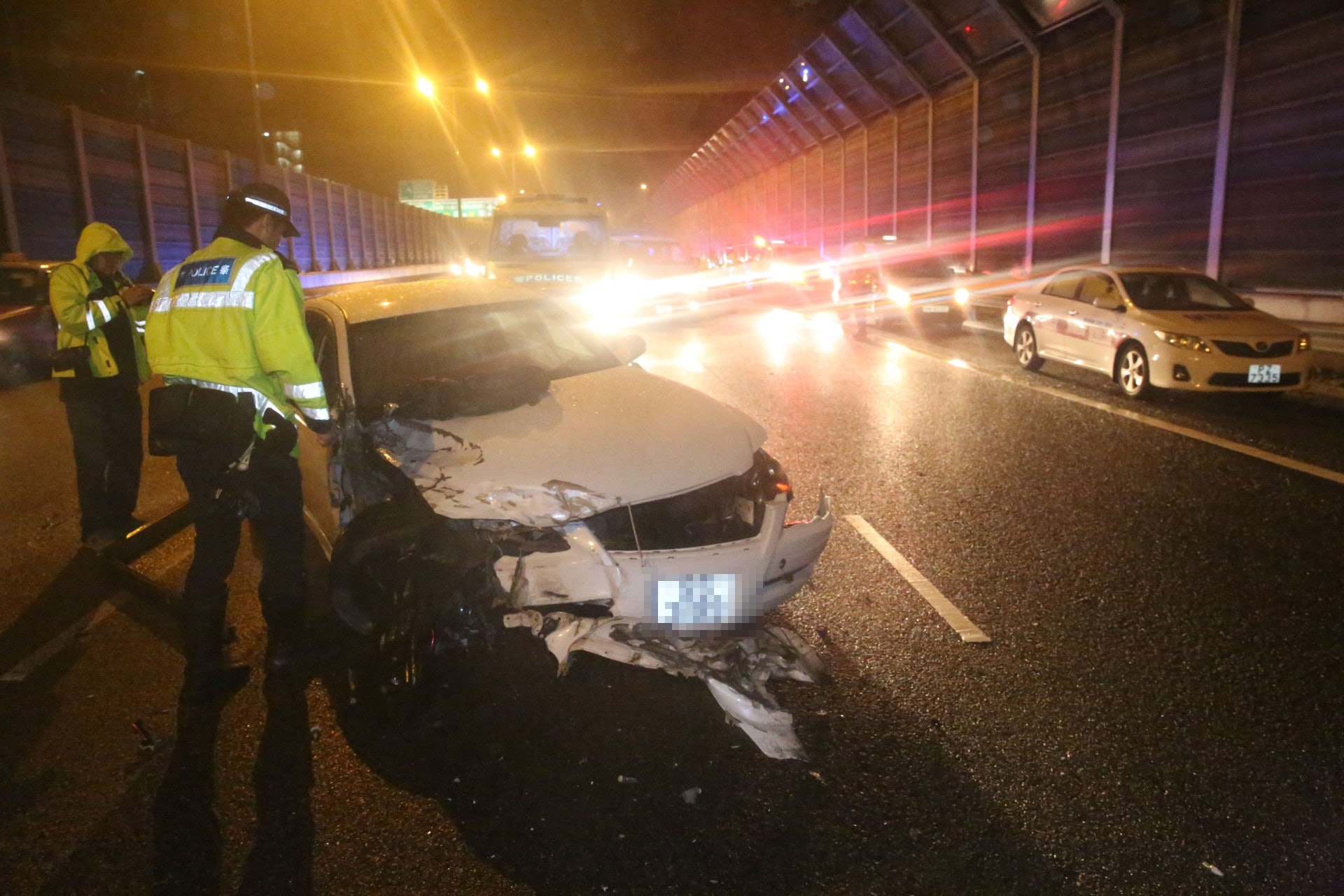 吐露港奪命車禍︰涉事私家車車頭嚴重損毀。(賴南秋攝) 吐露港奪命車禍︰涉事私家車車頭嚴重損毀。(賴南秋攝)