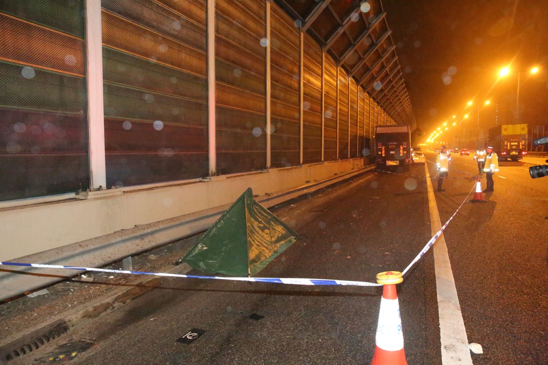 吐露港奪命車禍︰死者遺體用帆布覆蓋。（賴南秋攝）