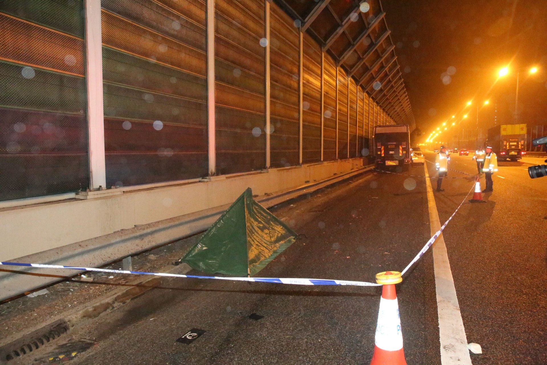 吐露港奪命車禍︰死者遺體用帆布覆蓋。(賴南秋攝) 吐露港奪命車禍︰死者遺體用帆布覆蓋。(賴南秋攝)