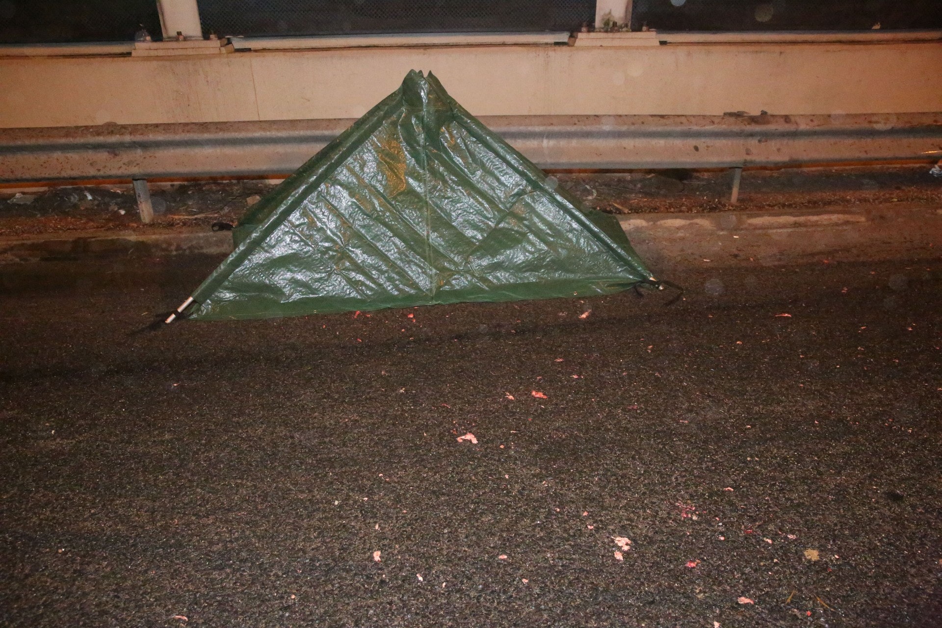 吐露港奪命車禍︰死者遺體用帆布覆蓋。(賴南秋攝) 吐露港奪命車禍︰死者遺體用帆布覆蓋。(賴南秋攝)