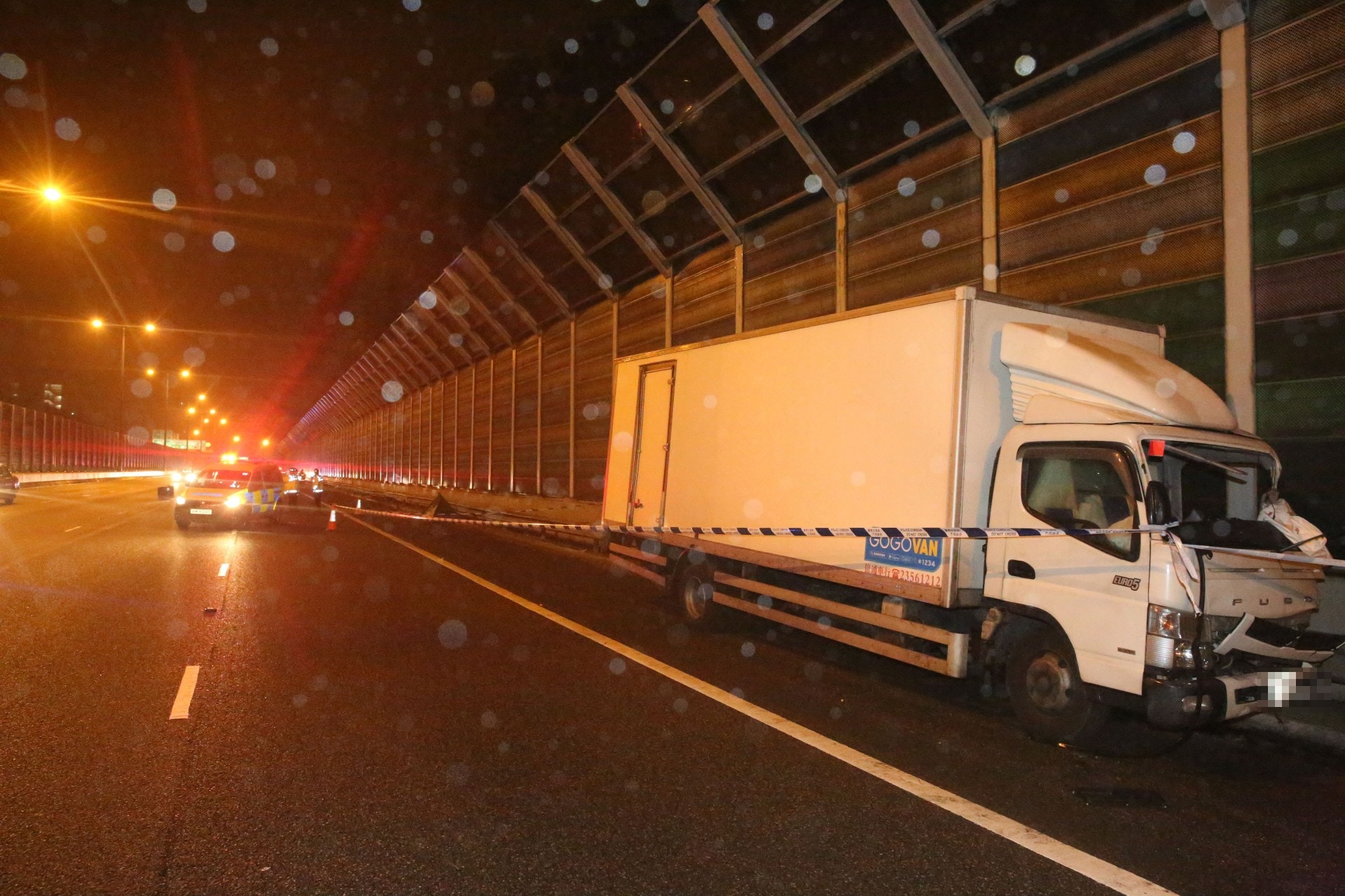 吐露港奪命車禍︰涉事貨車車頭損毀。（賴南秋攝）