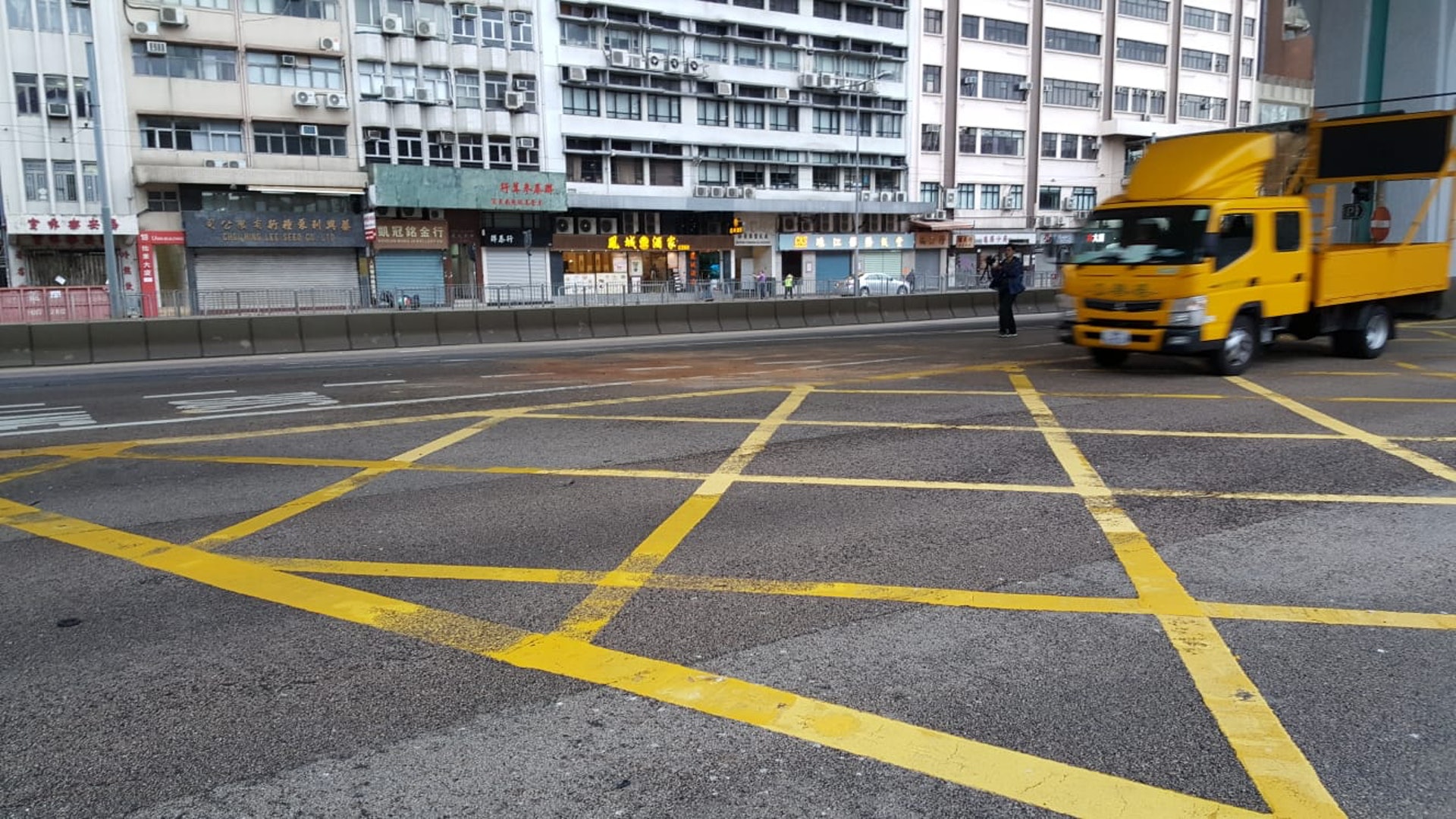 現場為港澳碼頭對開一段干諾道中。 現場為港澳碼頭對開一段干諾道中。