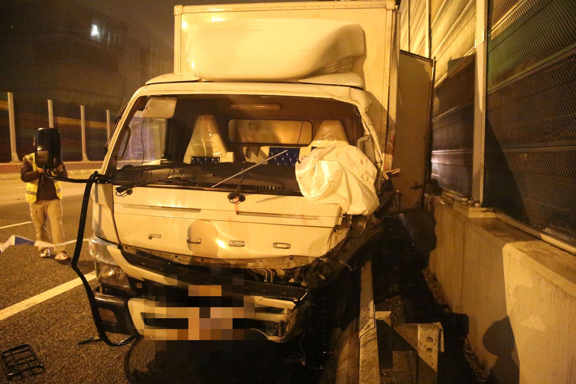 貨車車頭受損。(賴南秋攝) 貨車車頭受損。(賴南秋攝)