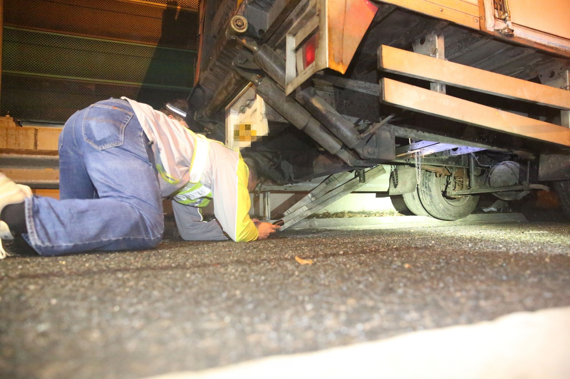 人員在車底檢查。（賴南秋攝）