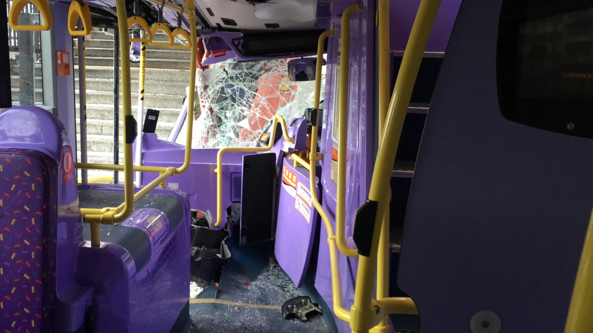 港澳碼頭外三車相撞,新巴失控直撼行人天橋。(鄧詠中攝) 港澳碼頭外三車相撞,新巴失控直撼行人天橋。(鄧詠中攝)