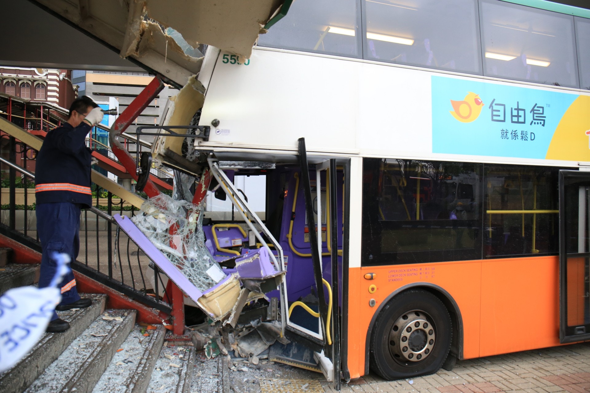 港澳碼頭外三車相撞，新巴失控直撼行人天橋。（鄧詠中攝）