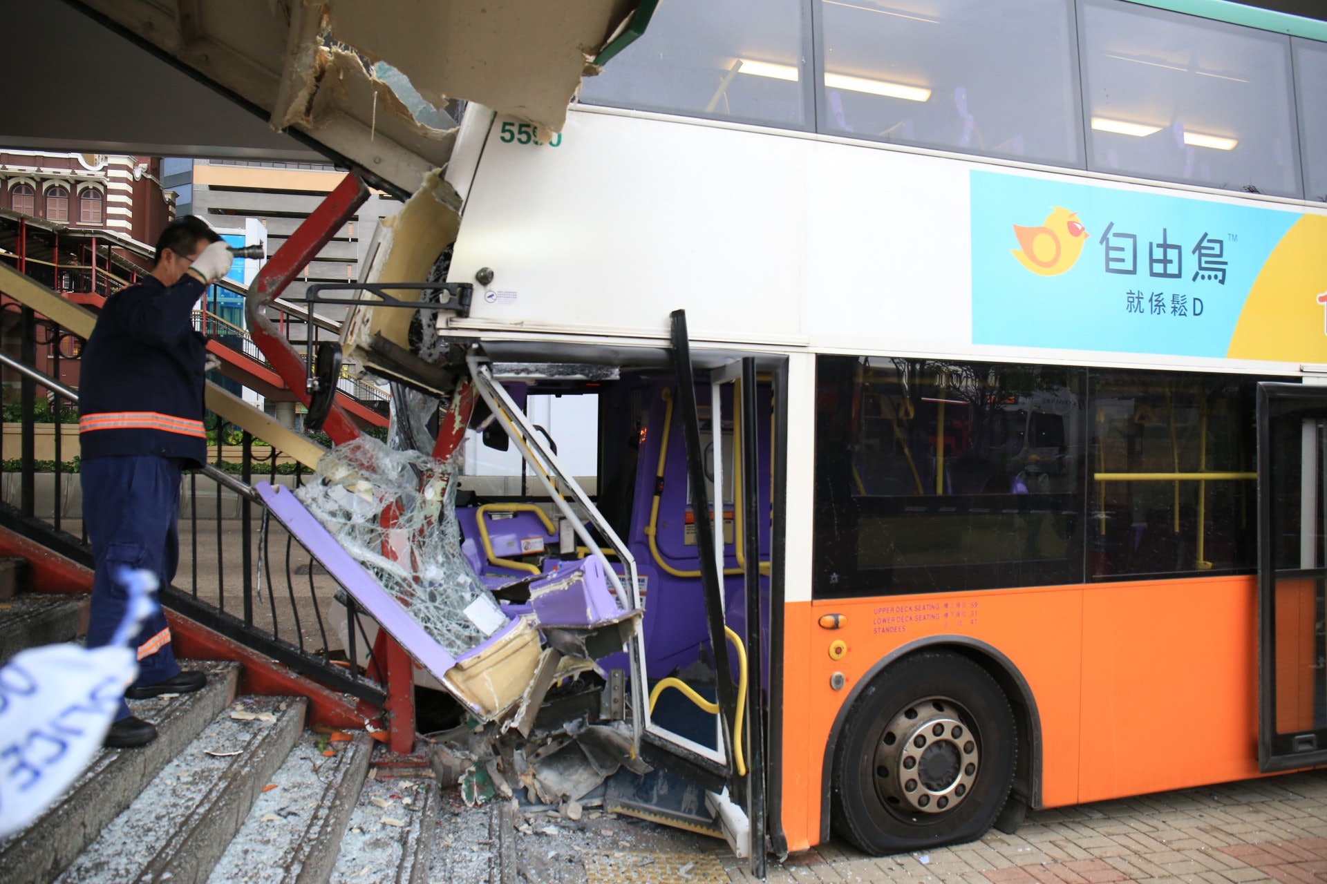 港澳碼頭外三車相撞,新巴失控直撼行人天橋。(鄧詠中攝) 港澳碼頭外三車相撞,新巴失控直撼行人天橋。(鄧詠中攝)