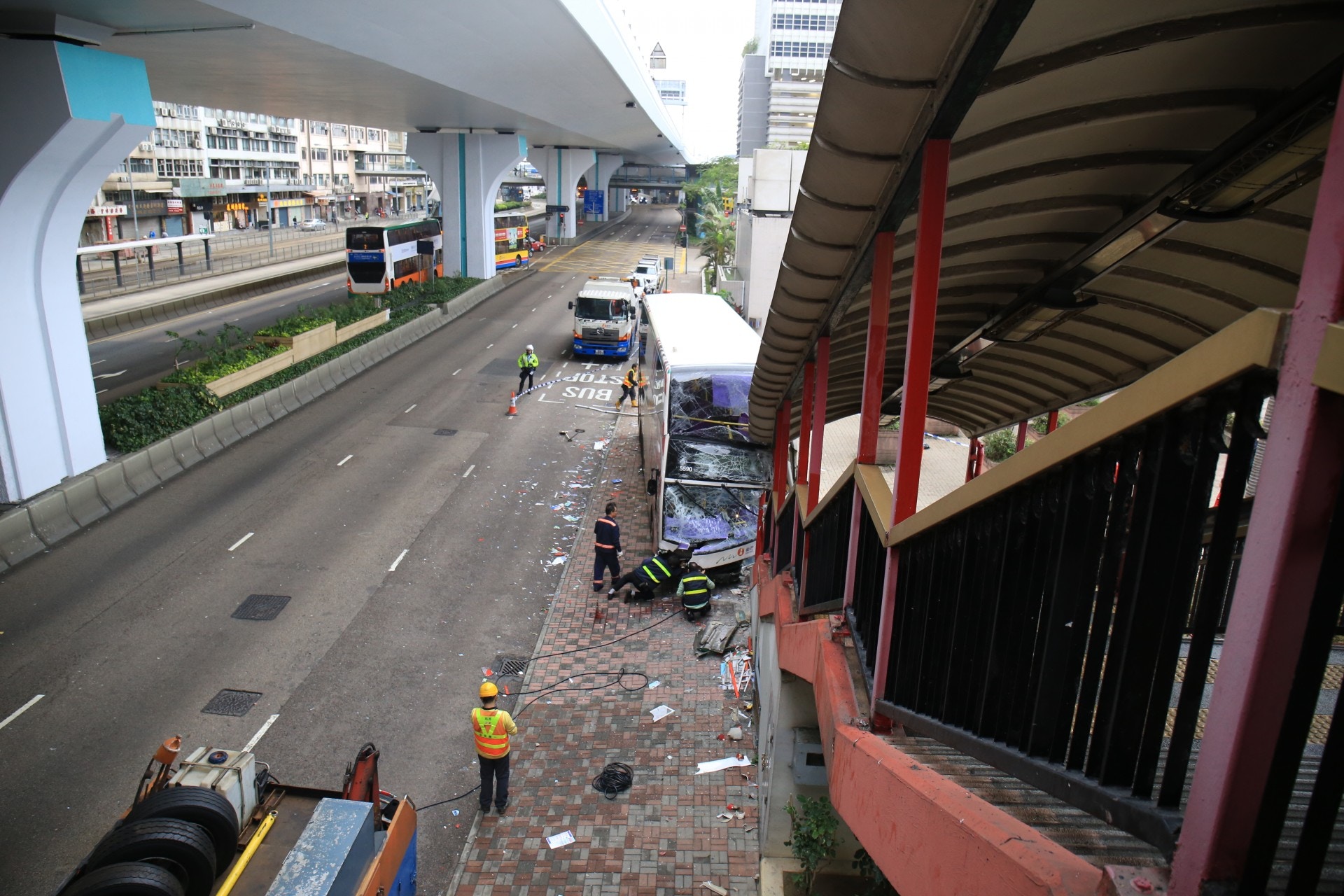 港澳碼頭外三車相撞，新巴失控直撼行人天橋。（鄧詠中攝）