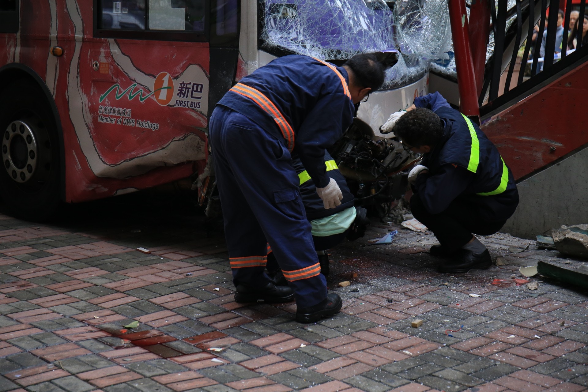 港澳碼頭外三車相撞，新巴失控直撼行人天橋。（鄧詠中攝）