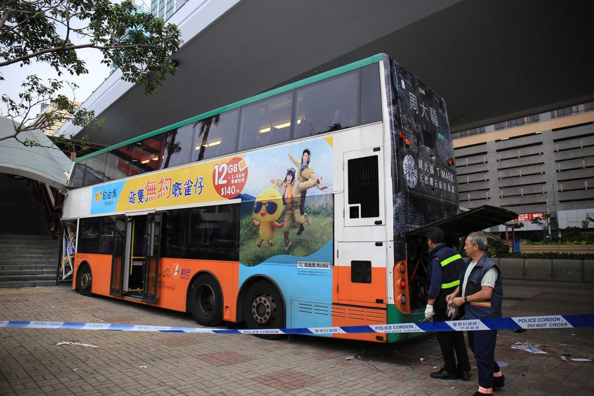 港澳碼頭外三車相撞，新巴失控直撼行人天橋。（鄧詠中攝）