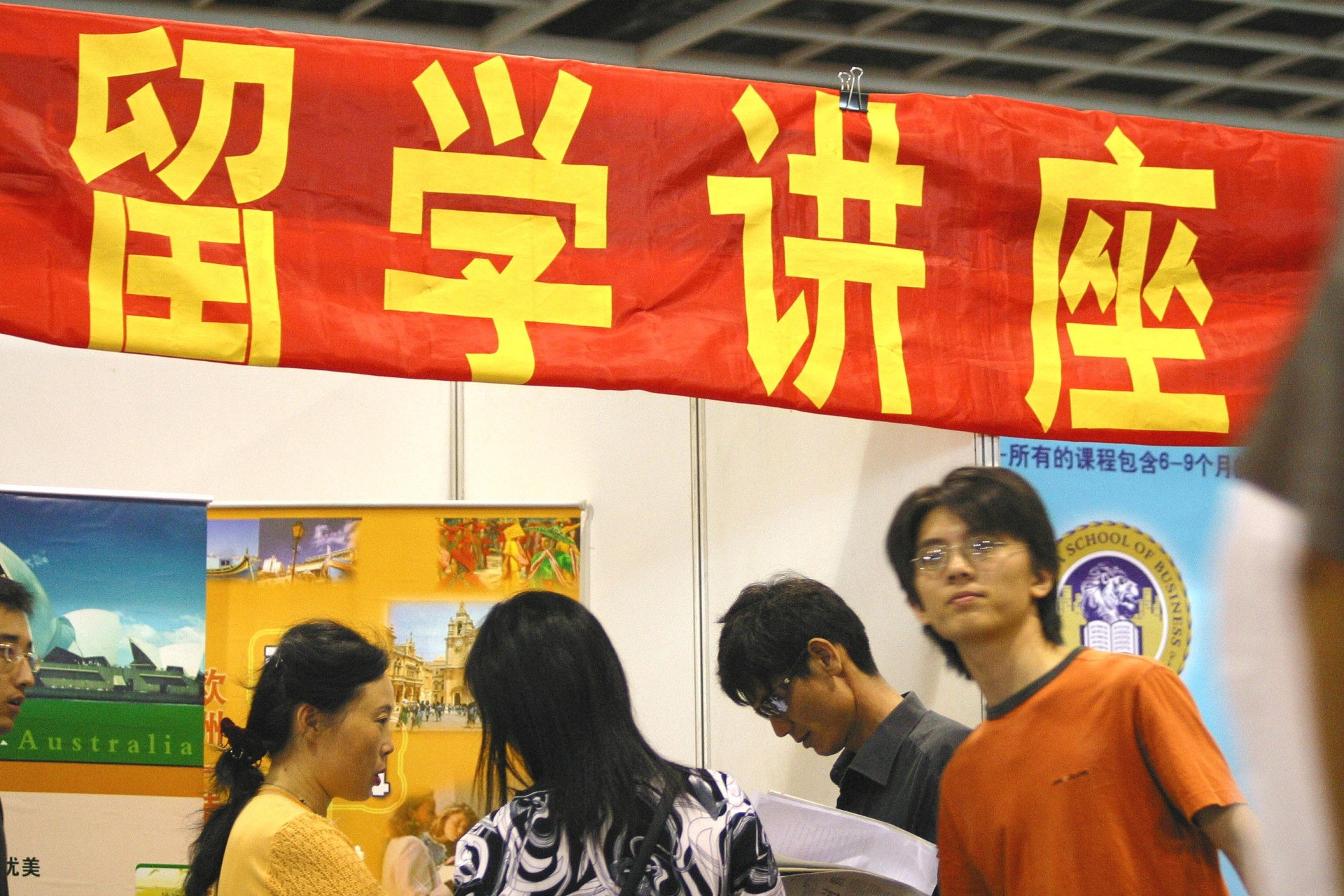 美媒報道,中國父母為子女花大錢「走側門」,透過留學輔導公司提高成功申請機會。(視覺中國)