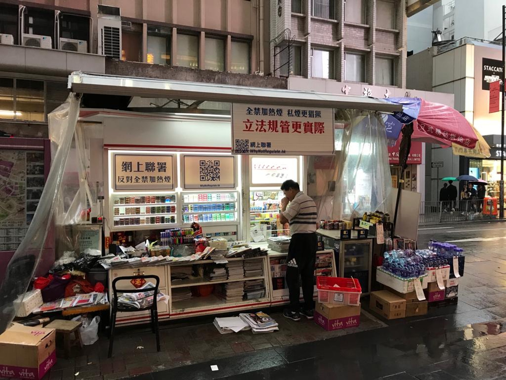 有報攤貼上煙商提供的海報。(受訪者提供圖片) 有報攤貼上煙商提供的海報。(受訪者提供圖片)