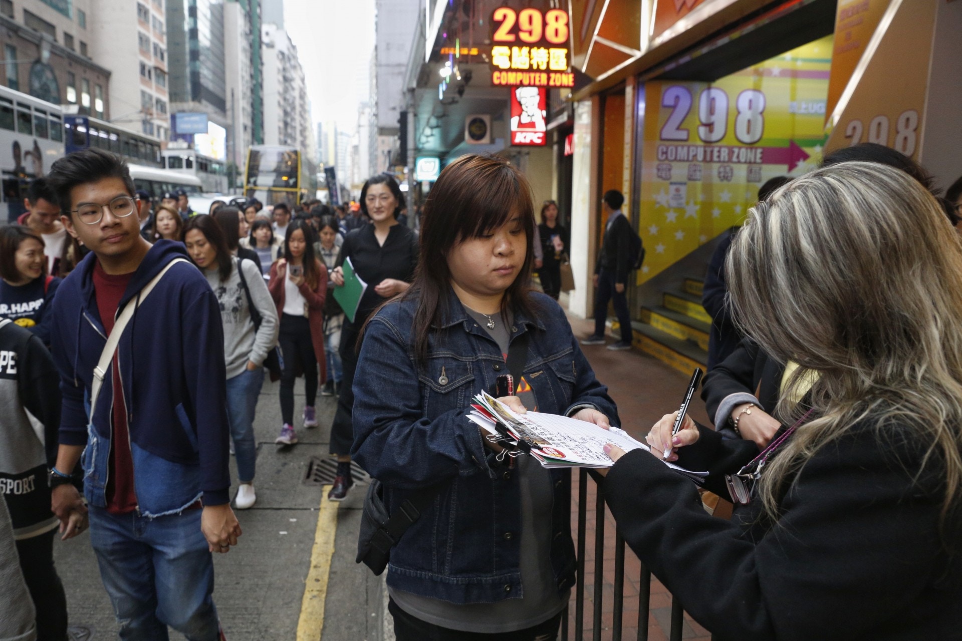 團體在網上與街頭同步發起聯署,截至下午四時已收到逾5000個聯署。(張浩維攝) 團體在網上與街頭同步發起聯署,截至下午四時已收到逾5000個聯署。(張浩維攝)