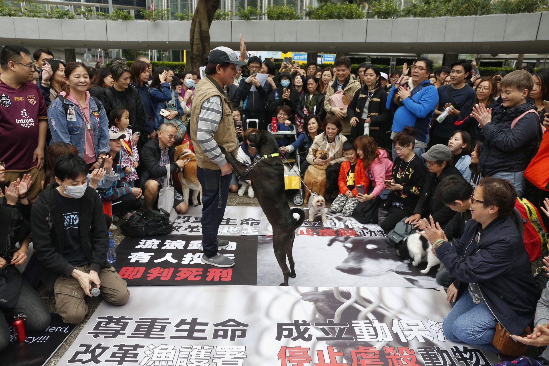 遊行隊伍在中環遮打花園舉行集會。(張浩維攝) 遊行隊伍在中環遮打花園舉行集會。(張浩維攝)