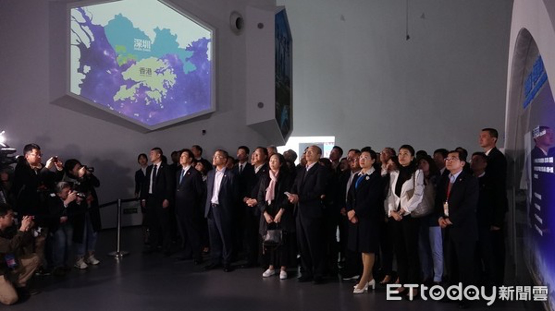 韓國瑜一行人參觀「前海深港青年夢工場」前先看5分鐘影片。(ETtoday新聞雲)