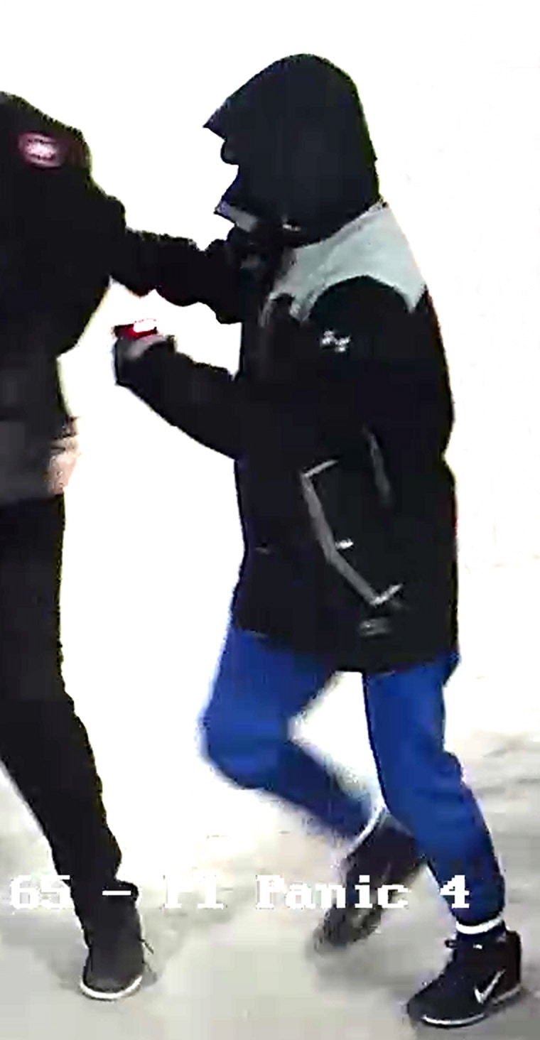 中國留學生加拿大被綁架:其中一名疑犯手持電槍,多次向事主施襲。(York Regional Police) 中國留學生加拿大被綁架:其中一名疑犯手持電槍,多次向事主施襲。(York Regional Police)