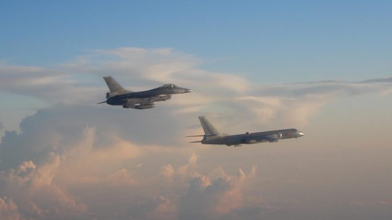 陸媒稱台軍F-16以戰術動作繞行解放軍戰機 台國防部:假訊息 陸媒稱台軍F-16以戰術動作繞行解放軍戰機 台國防部:假訊息