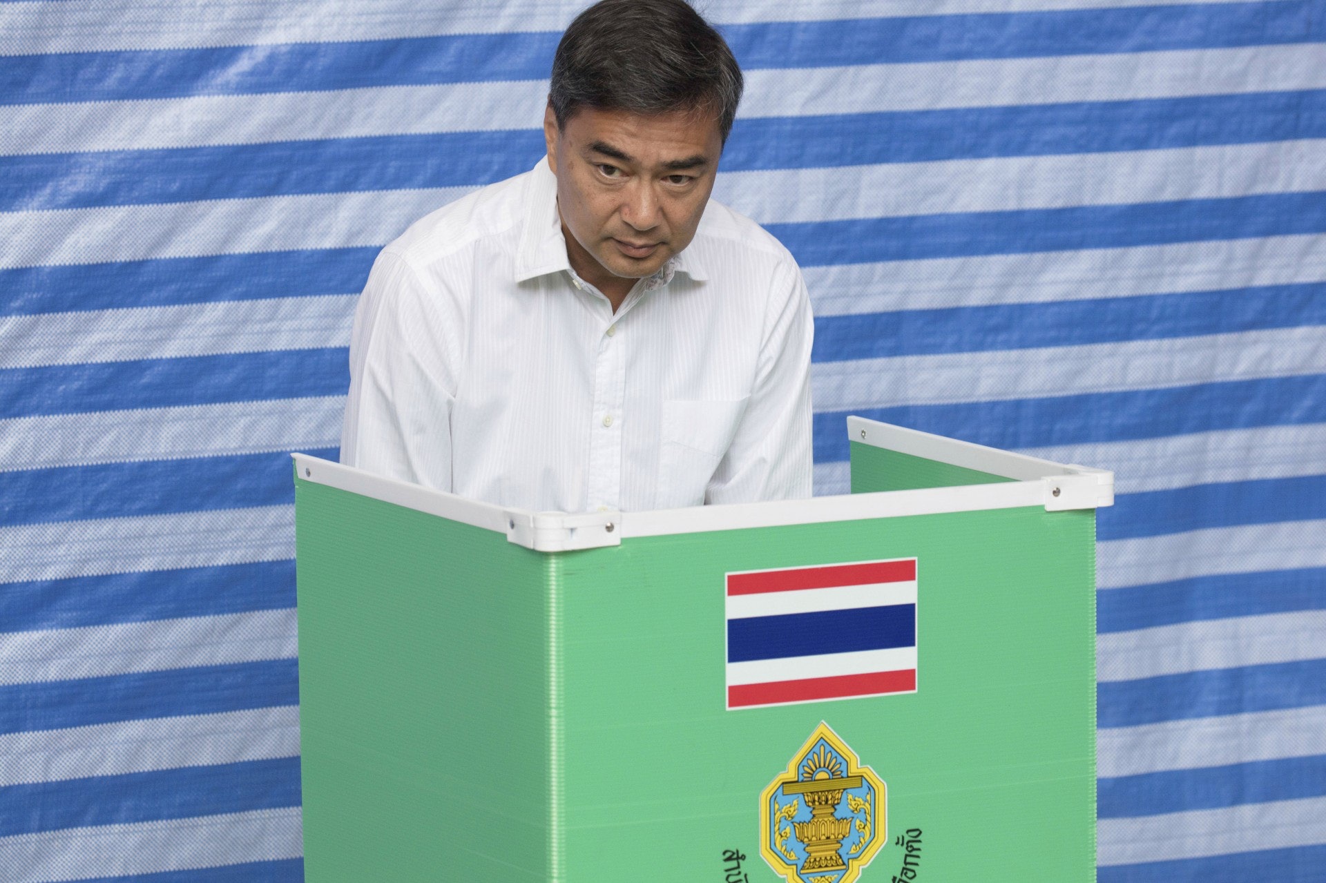 泰國大選:事前稱無法取得100席就辭職的民主黨黨魁兼前總理阿披實,已在稍早時間宣布為選舉失利負責,決定辭去黨代表職務。圖為他3月24日在曼谷投票。(美聯社)