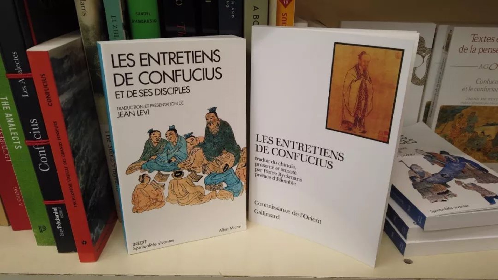 巴黎鳳凰書店內的儒家思想書籍。(新華社)