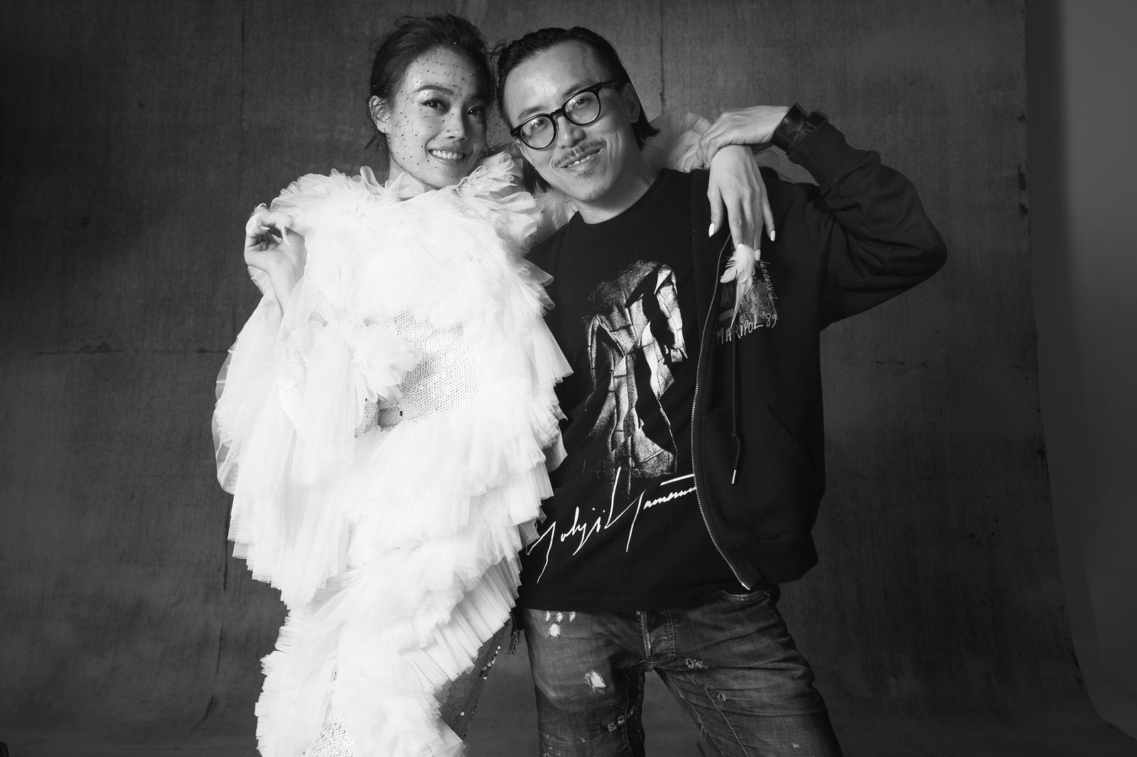 Joey這一次的演唱會海報,與初入行第一次開紅館演唱會時合作過的攝影師紀嘉良合作,又特意飛到東京拍攝。 Joey這一次的演唱會海報,與初入行第一次開紅館演唱會時合作過的攝影師紀嘉良合作,又特意飛到東京拍攝。