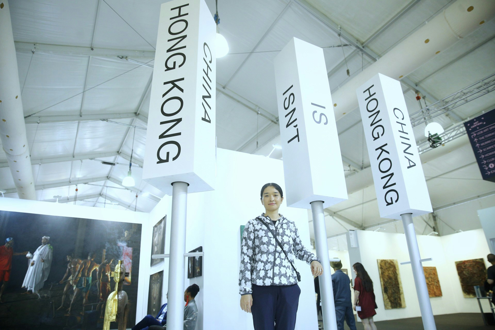 本港藝術家高小蘭創作的作品寫上「HONG KONG IS/ISN'T CHINA」，是用來表達對身份認同的無助感。（歐嘉樂攝）