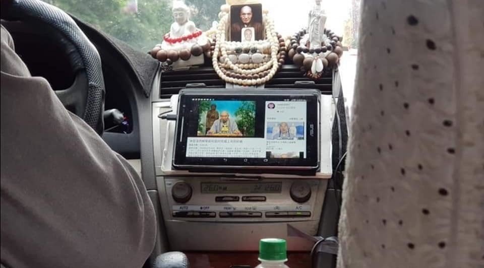 台灣有的士車內掛滿佛珠與佛偈，還會播佛樂，被網民笑稱是「佛系的士」。（Facebook「爆廢公社」圖片）