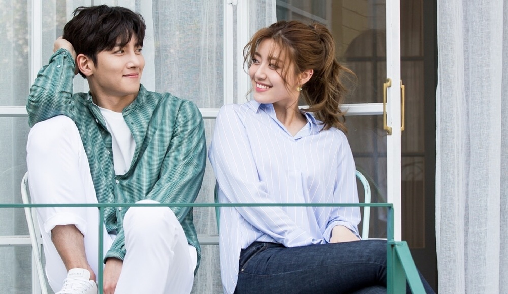 對於女生應否主動結識心儀對象,雙方都有不同的說法。(《奇怪的搭檔》劇照) 對於女生應否主動結識心儀對象,雙方都有不同的說法。(《奇怪的搭檔》劇照)