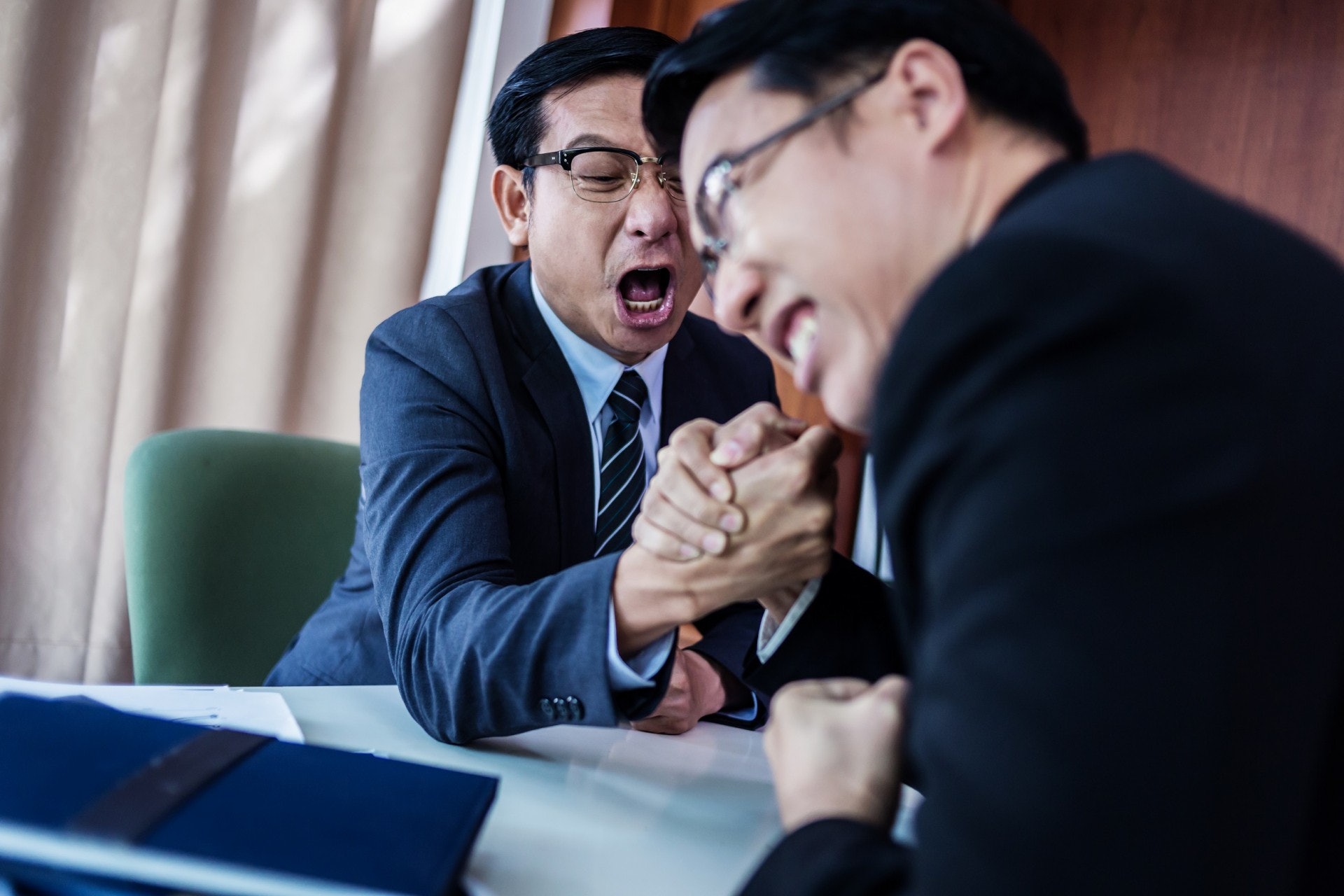 同事之間時有明爭暗鬥,不過勝敗關鍵有時不在各自的工作能力上,而是由彼此的處事態度作決定。(GettyImages/視覺中國) 同事之間時有明爭暗鬥,不過勝敗關鍵有時不在各自的工作能力上,而是由彼此的處事態度作決定。(GettyImages/視覺中國)