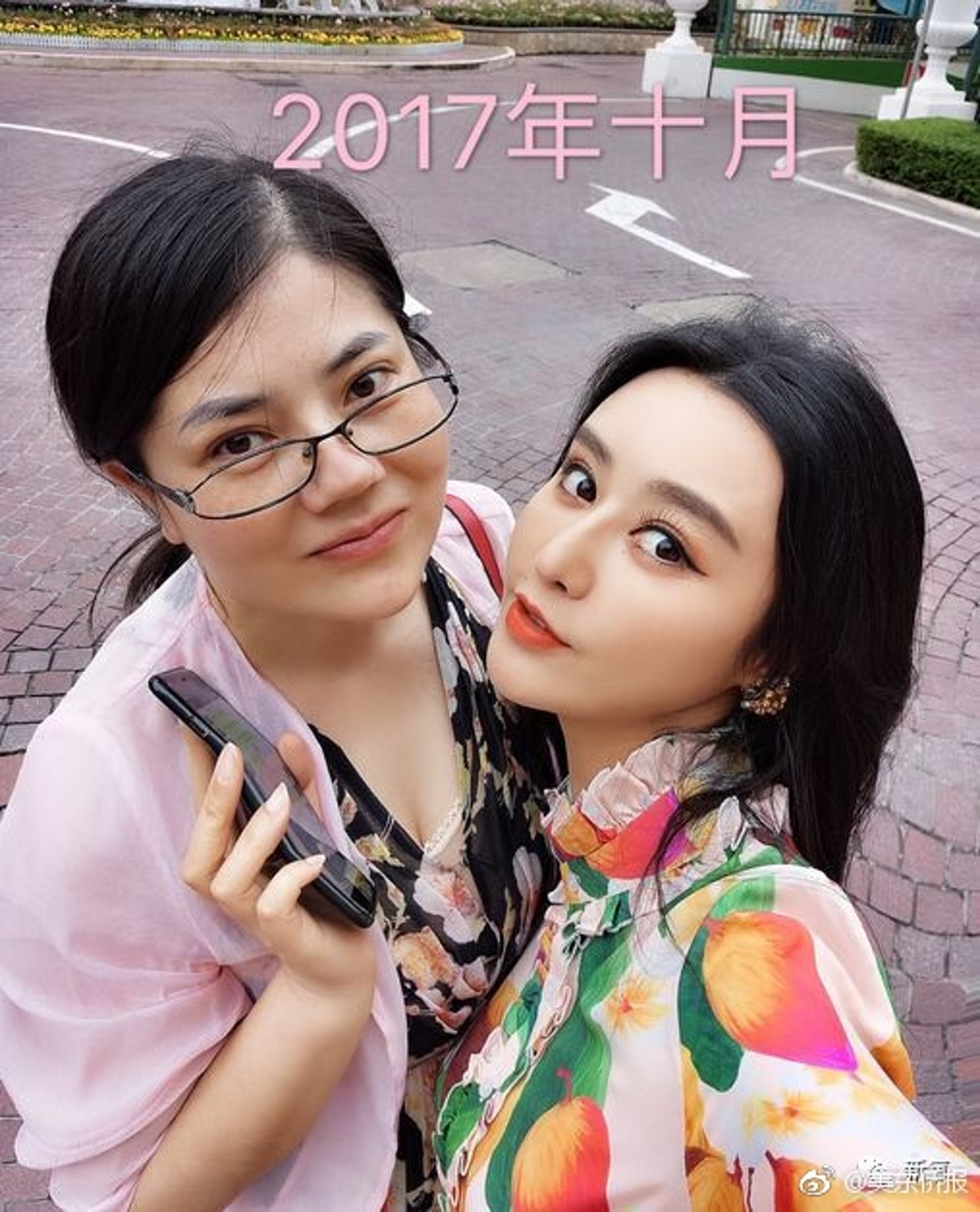 42歲的阿靜(左)整容前與一般中年女人無異。(何承熹微博) 42歲的阿靜(左)整容前與一般中年女人無異。(何承熹微博)