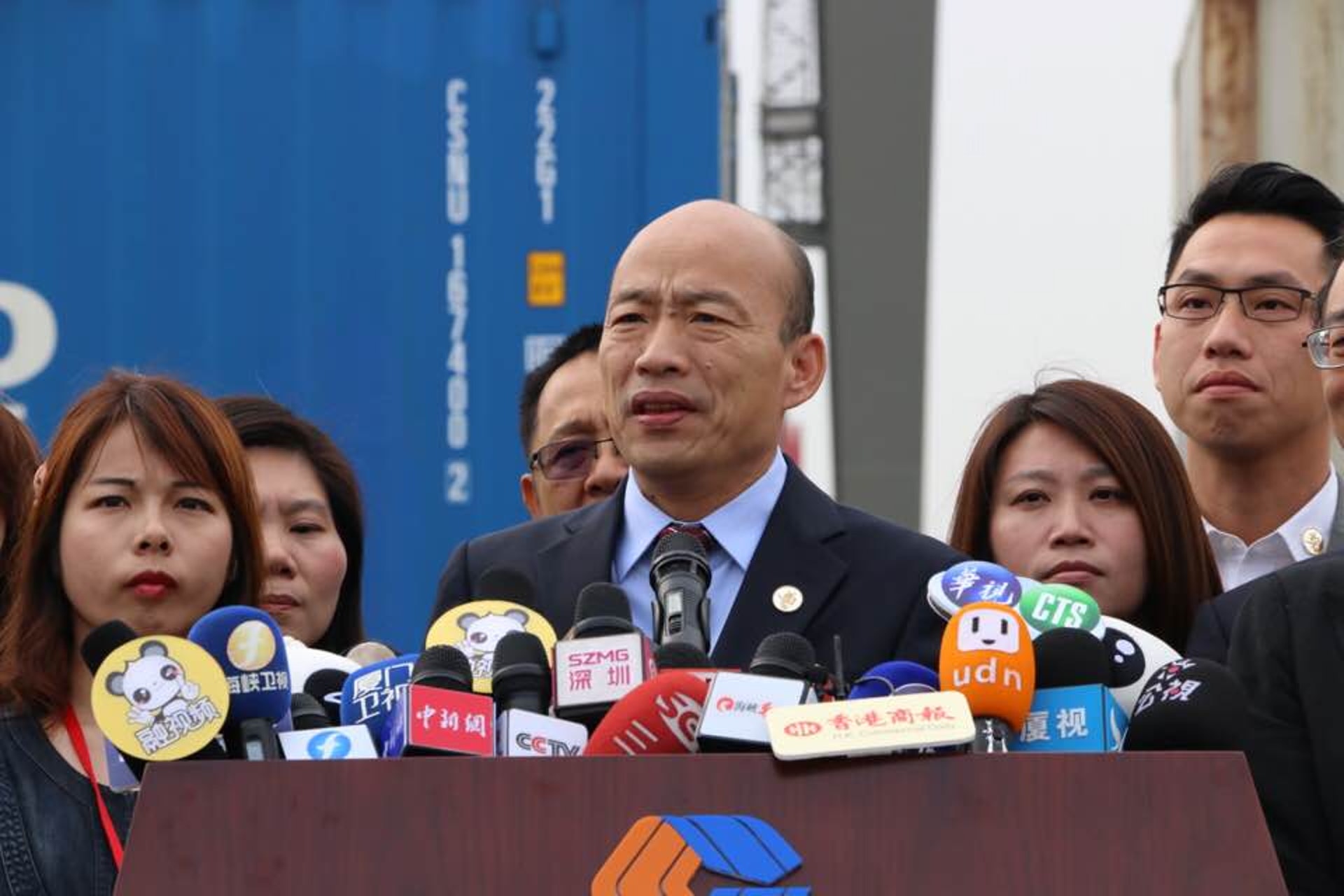 韓國瑜參訪廈門海滄遠海自動化碼頭,並接受媒體聯訪。韓國瑜對參選2020台灣總統選舉的人士提出八字建議:台灣安全、人民有錢。(高雄市政府提供)