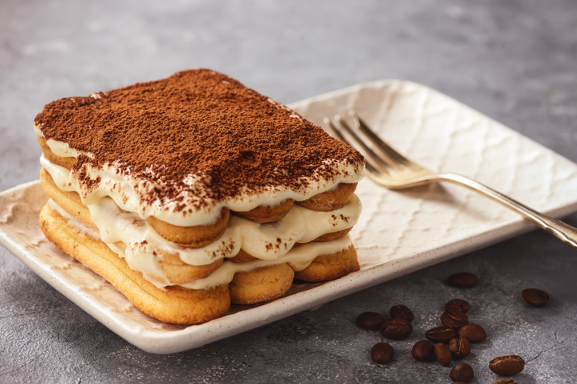 1.【Tiramisu】(最高卡) Tiramisu看似輕盈,但卡路里其實比一般蛋糕高,其主要材料有脂肪含量較高的意大利軟芝士(Mascarpone cheese)、淡忌廉、砂糖,再加上經酒精浸過的手指餅,令熱量大大提升。(GettyImages/VCG)
