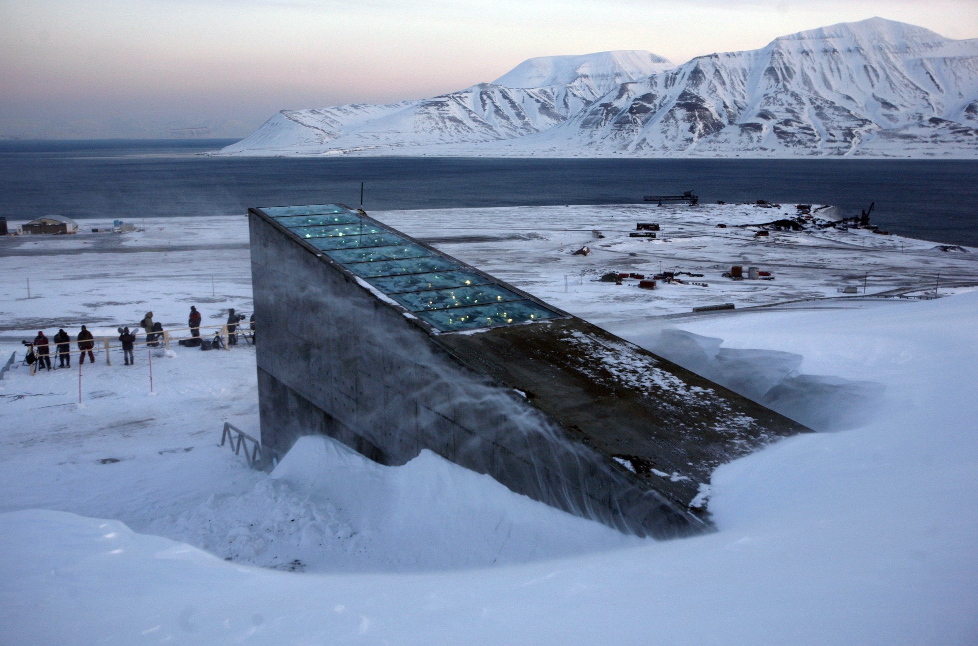 斯瓦爾巴全球種子庫(Svalbard Global Seed Vault)位於挪威,收集來自全球近100萬種生物種子樣品,旨在防止物種因戰爭、蟲害、疾病和氣候變化而滅絕。然而研究人員卻發現,氣候變化令種子庫所在地區溫度急升,並對種子保存造成威脅。(美聯社) 斯瓦爾巴全球種子庫(Svalbard Global Seed Vault)位於挪威,收集來自全球近100萬種生物種子樣品,旨在防止物種因戰爭、蟲害、疾病和氣候變化而滅絕。然而研究人員卻發現,氣候變化令種子庫所在地區溫度急升,並對種子保存造成威脅。(美聯社)