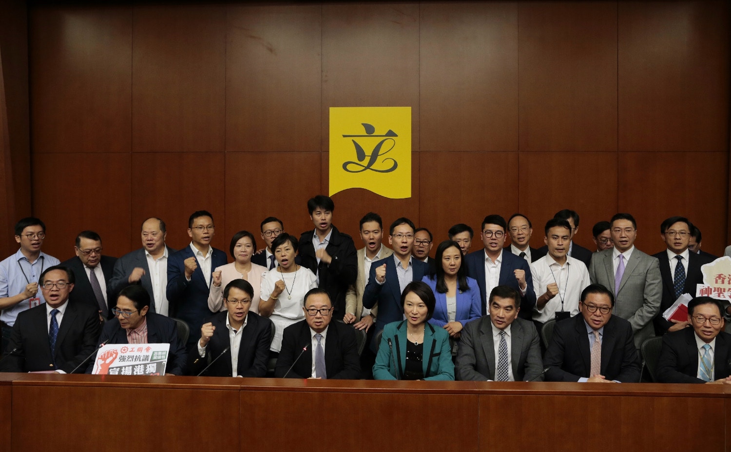 宣誓風波】逾二百人遊行要求梁君彥下台銅鑼灣書店林榮基參與|香港01|社會新聞