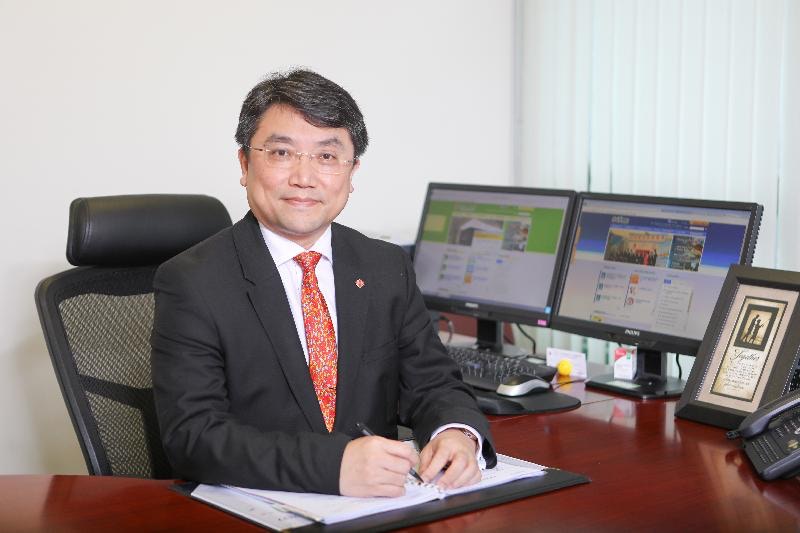楊諦岡醫生於8月1日出任醫管局聯網服務總監，接替將會出任醫管局行政總裁的高拔陞醫生。（醫管局提供）