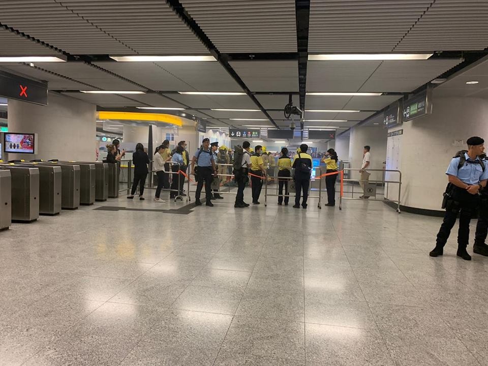 反恐特勤隊到場。(網民Chung On Leung圖片) 反恐特勤隊到場。(網民Chung On Leung圖片)