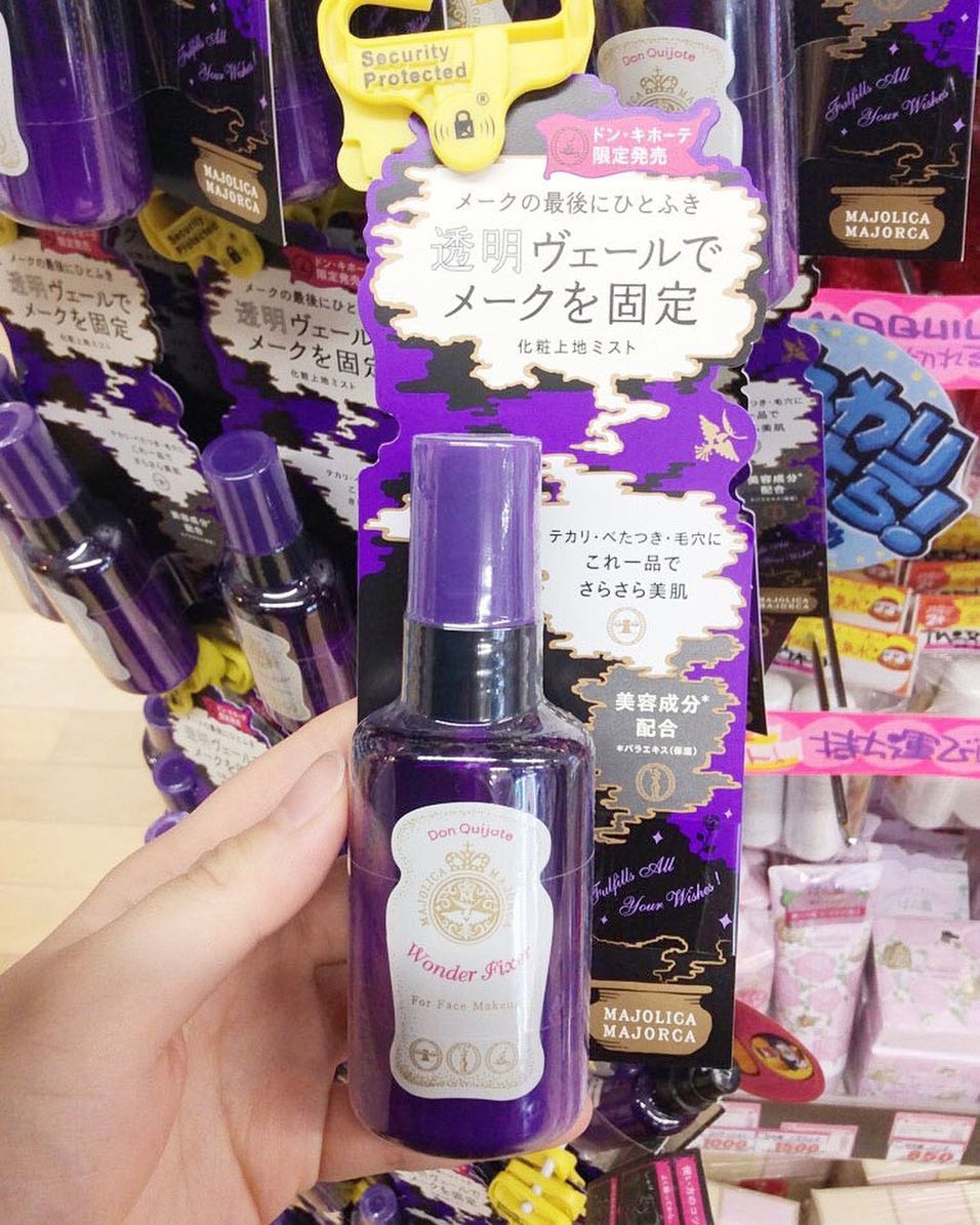 這款定妝噴霧是驚安之殿堂的限定商品,其他藥妝店可是買不到的哦!(圖片來源:donki_jp@IG) 唐吉軻德