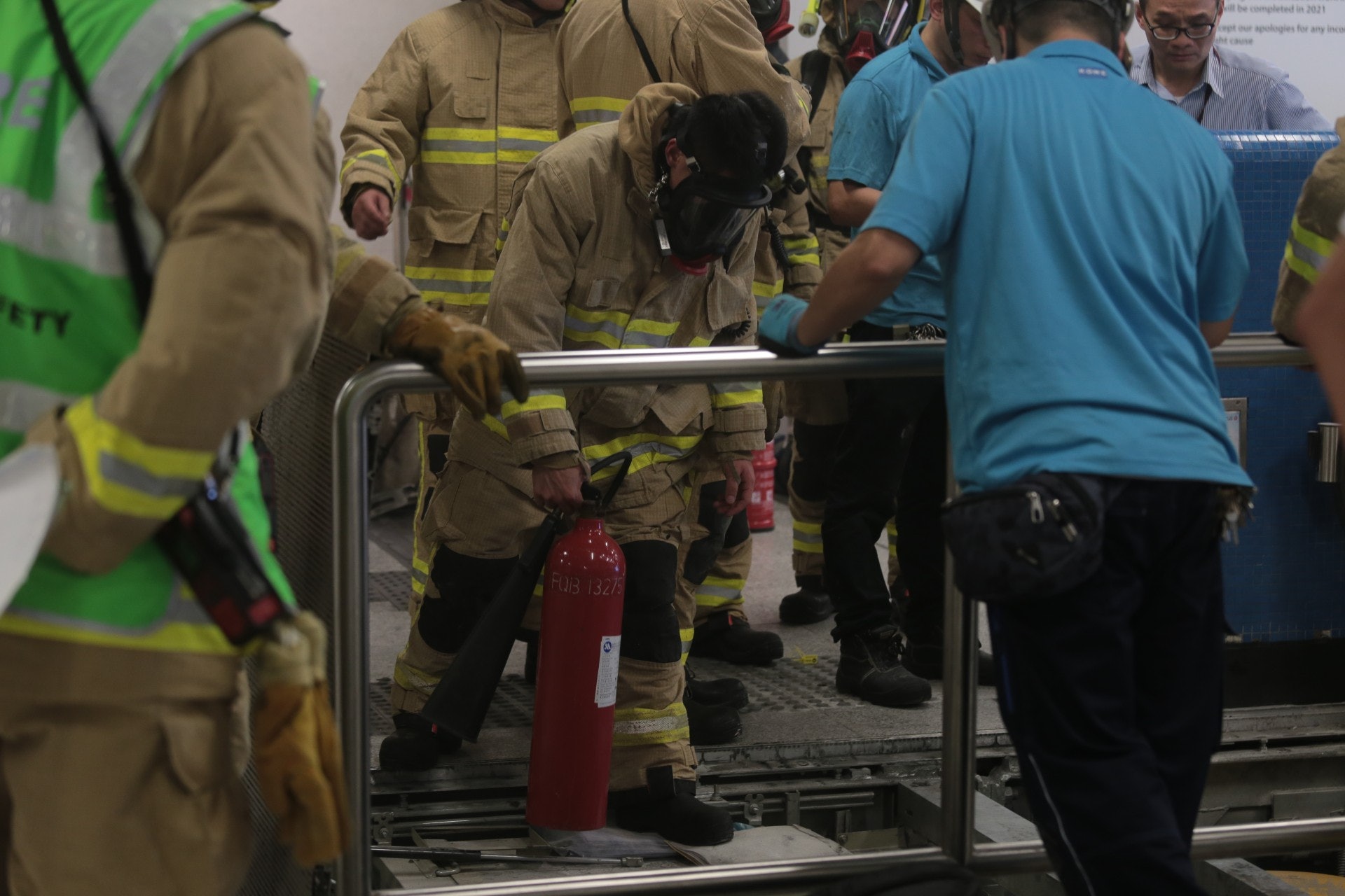 消防員用滅火筒噴向冒煙位置。(余睿菁攝) 消防員用滅火筒噴向冒煙位置。(余睿菁攝)