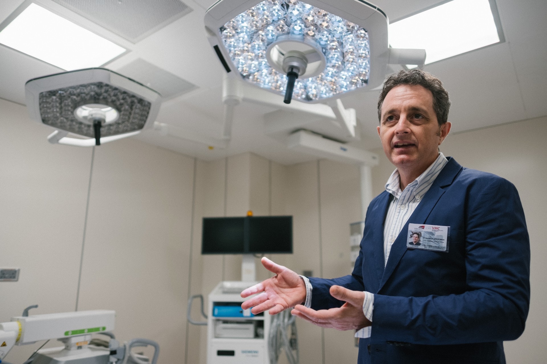 城大深水埗動物醫療中心獸醫總監Jonathan SPEELMAN指,除了提供普通科及八個專科服務外,更新聘共11位急症科獸醫,以維持全年無休的24小時急症服務。(歐嘉樂攝) 城大深水埗動物醫療中心獸醫總監Jonathan SPEELMAN指,除了提供普通科及八個專科服務外,更新聘共11位急症科獸醫,以維持全年無休的24小時急症服務。(歐嘉樂攝)