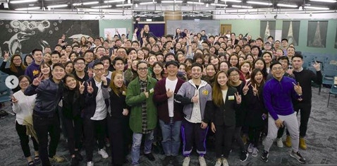 陳奕迅到每間學校分享時，最後都一定會有大合照環節，在香港大學站Eason更即場踢毽，氣氛都甚是愉快。