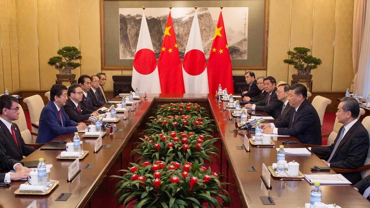 去年10月底，安倍訪華期間，與習近平進行會面，商討雙方在第三方國家的投資合作。（路透社）
