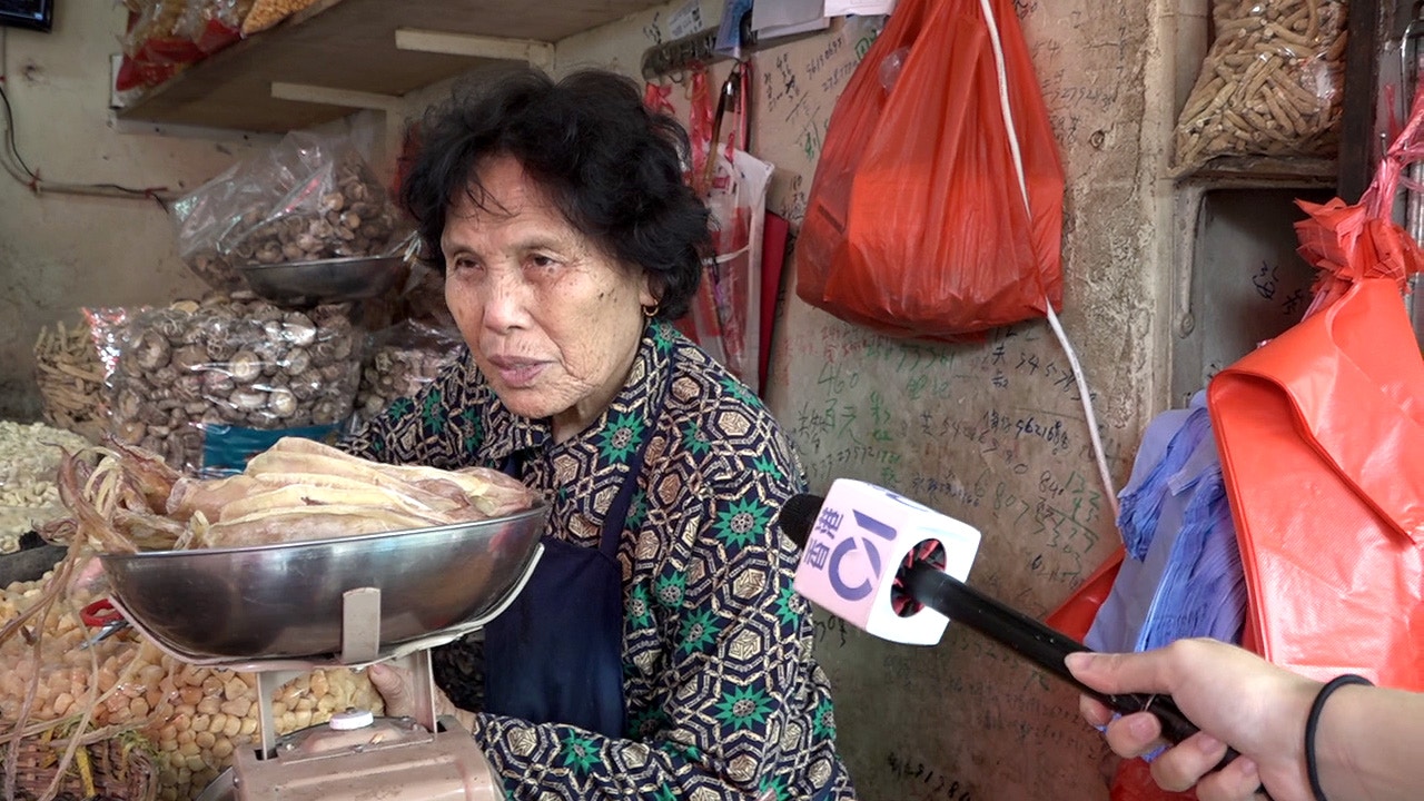 狗主張婆婆指旺仔現在已經痊癒,心情未受不幸事件影響,並安排牠在舖內過夜。(譚威權攝) 狗主張婆婆指旺仔現在已經痊癒,心情未受不幸事件影響,並安排牠在舖內過夜。(譚威權攝)