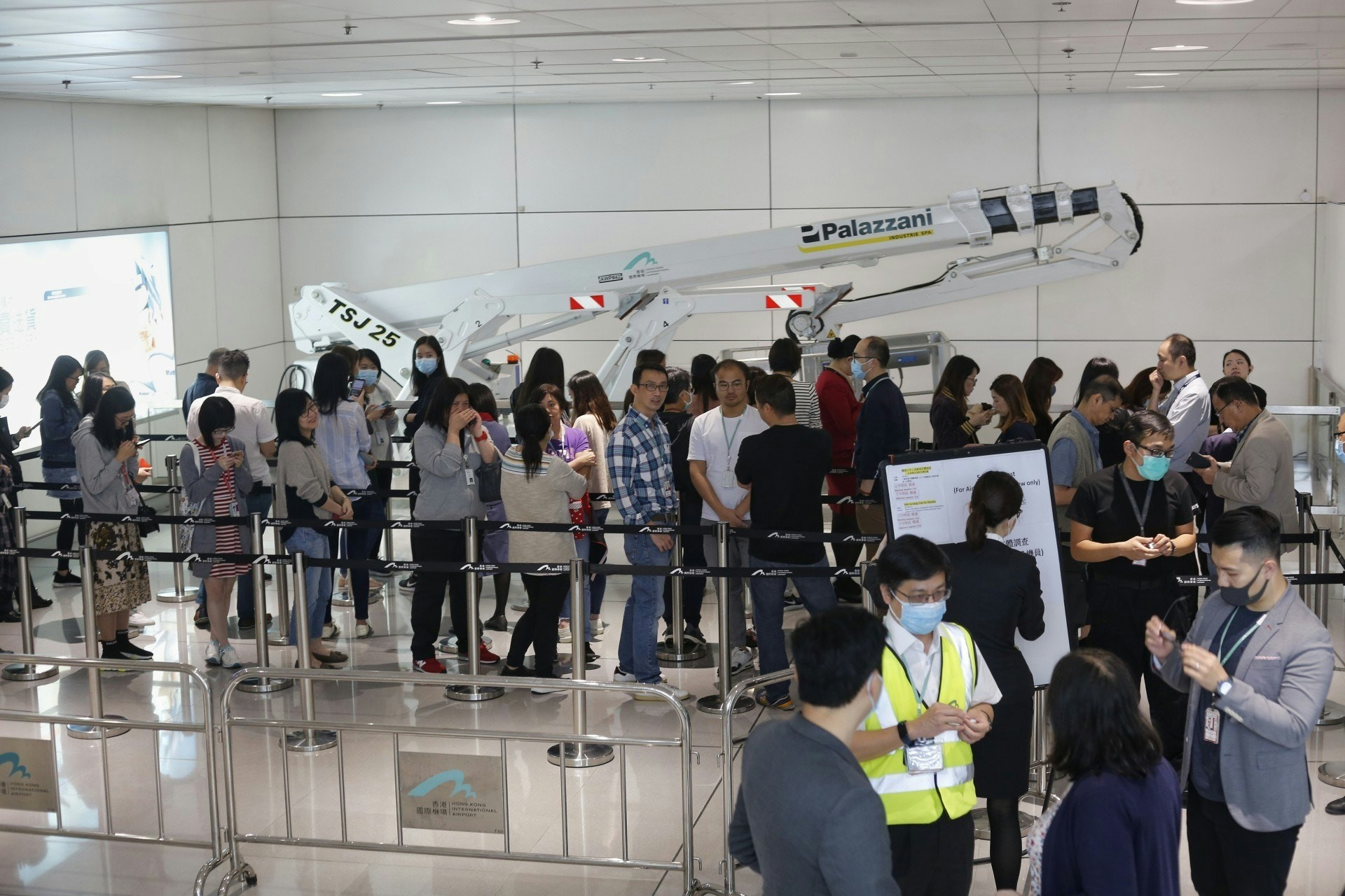 為應對麻疹爆發情況，衞生署今日（29日）為100名機場員工驗血，以審視其體內抗體情況，再安排注射疫苗。（張浩維攝）