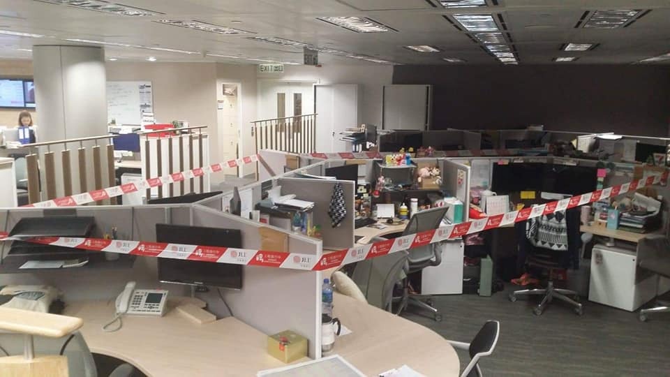 國泰圍封涉染麻疹的女職員位置清潔。(Facebook PLAY HARD 玩硬專頁圖片) 高雄清潔公司、高雄大樓清潔、高雄洗水塔、高雄地板打蠟、高雄石材保養-一和高雄清潔公司